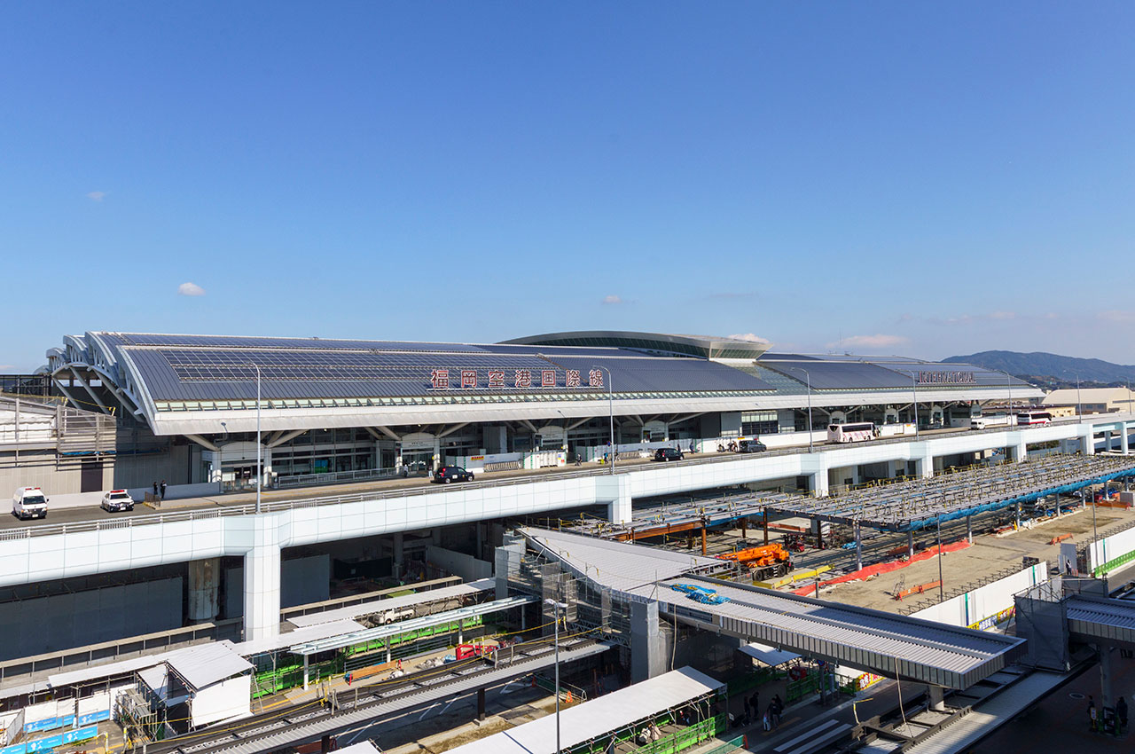 福岡国際空港（EASTから車約5分／約1050m、WESTから車約5分／約1100m）