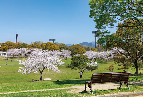 春日公園　車8分（約2,330m）