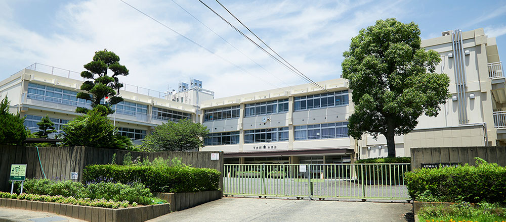 下大利小学校